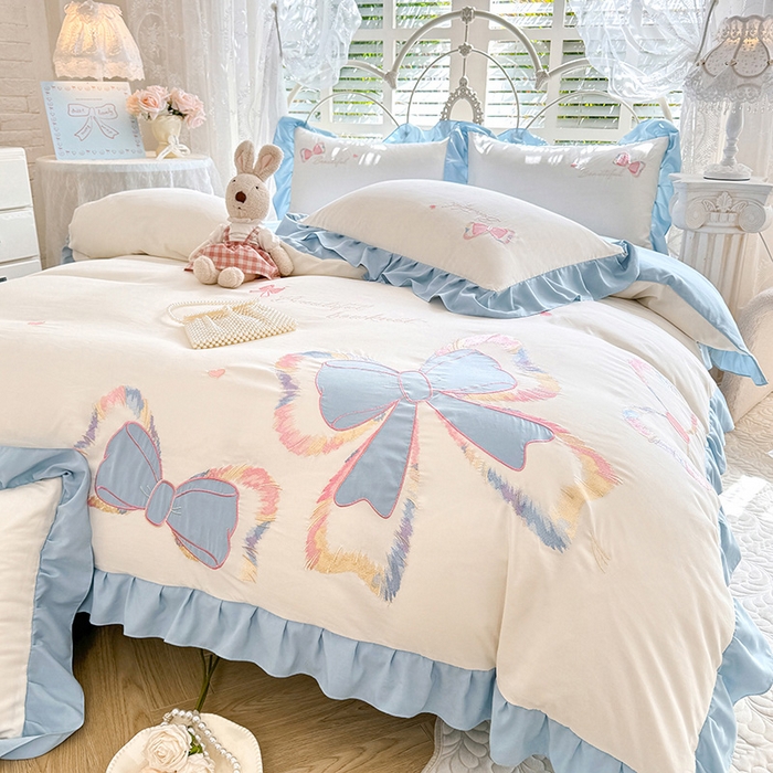 91家纺网 家纺一手货源 找家纺 绒棉世家 2026新款水洗棉贴布绣专版四件套 邂逅蝴蝶结蓝