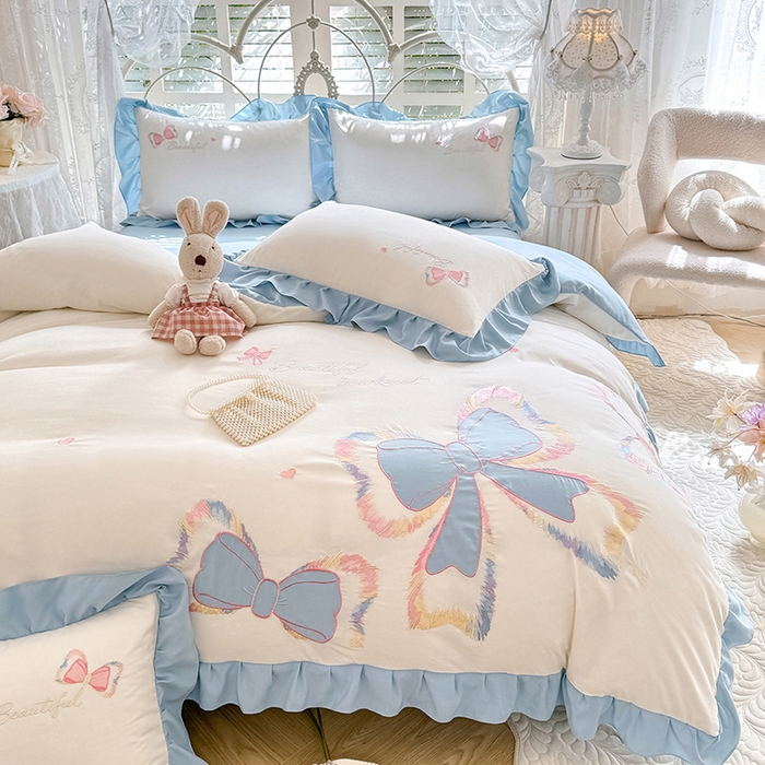 91家纺网 家纺一手货源 找家纺 绒棉世家 2026新款水洗棉贴布绣专版四件套 邂逅蝴蝶结蓝