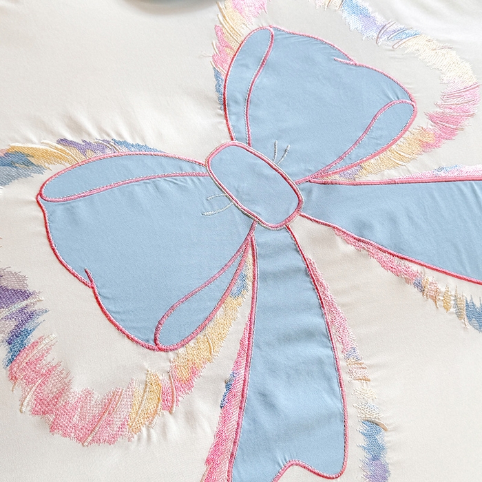 91家纺网 家纺一手货源 找家纺 绒棉世家 2026新款水洗棉贴布绣专版四件套 邂逅蝴蝶结蓝