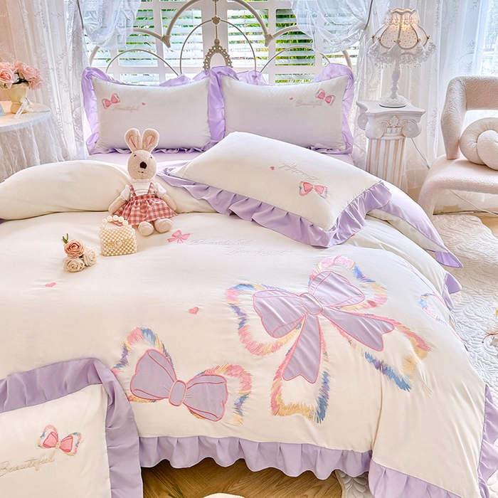 91家纺网 家纺一手货源 找家纺 绒棉世家 2026新款水洗棉贴布绣专版四件套 邂逅蝴蝶结紫
