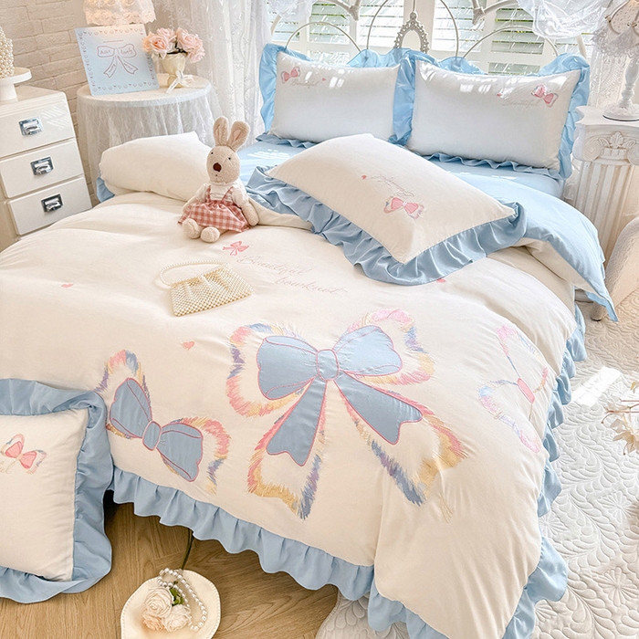 91家纺网 家纺一手货源 找家纺 绒棉世家 2026新款水洗棉贴布绣专版四件套 邂逅蝴蝶结蓝