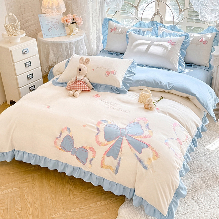 91家纺网 家纺一手货源 找家纺 绒棉世家 2026新款水洗棉贴布绣专版四件套 邂逅蝴蝶结蓝