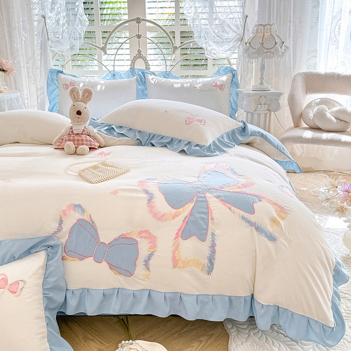 91家纺网 家纺一手货源 找家纺 绒棉世家 2026新款水洗棉贴布绣专版四件套 邂逅蝴蝶结蓝