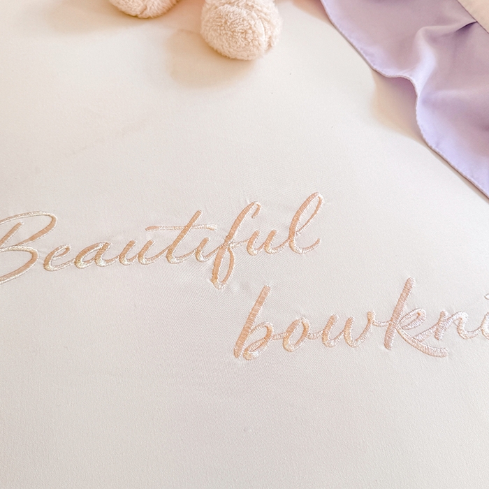 91家纺网 家纺一手货源 找家纺 绒棉世家 2026新款水洗棉贴布绣专版四件套 邂逅蝴蝶结紫