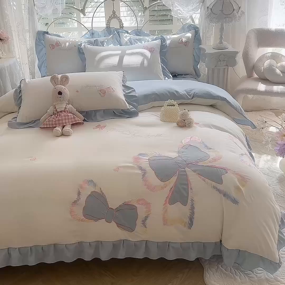 91家纺网 家纺一手货源 找家纺 绒棉世家 2026新款水洗棉贴布绣专版四件套 邂逅蝴蝶结蓝