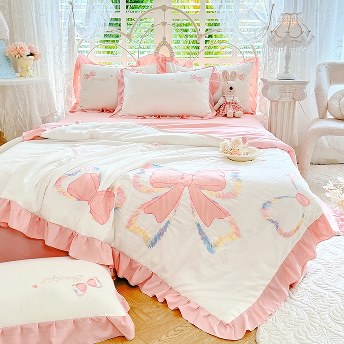91家纺网 家纺一手货源 找家纺 绒棉世家 2026新款水洗棉贴布绣专版夏被四件套 邂逅蝴蝶结粉