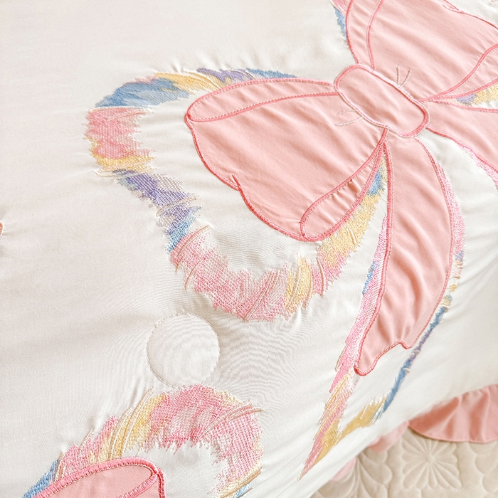 91家纺网 家纺一手货源 找家纺 绒棉世家 2026新款水洗棉贴布绣专版夏被四件套 邂逅蝴蝶结粉