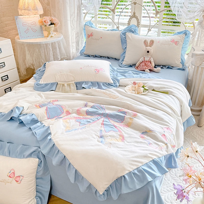91家纺网 家纺一手货源 找家纺 绒棉世家 2026新款水洗棉贴布绣专版夏被四件套 邂逅蝴蝶结蓝