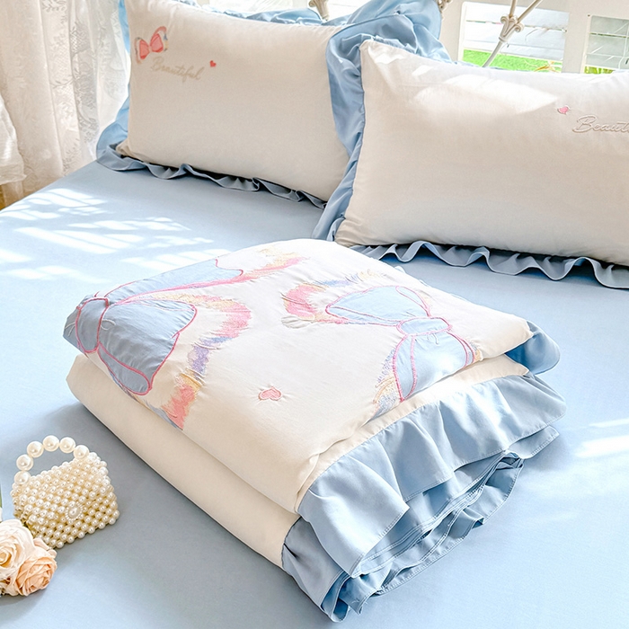 91家纺网 家纺一手货源 找家纺 绒棉世家 2026新款水洗棉贴布绣专版夏被四件套 邂逅蝴蝶结蓝