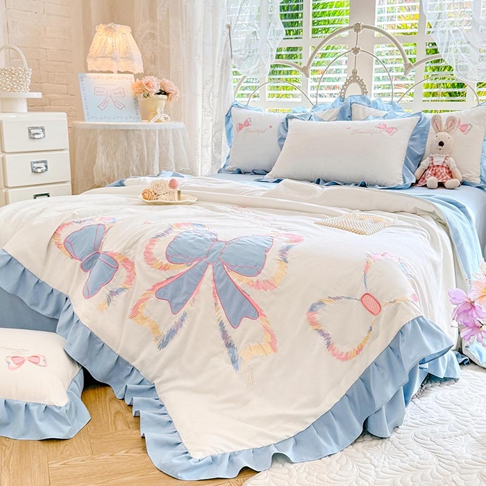 91家纺网 家纺一手货源 找家纺 绒棉世家 2026新款水洗棉贴布绣专版夏被四件套 邂逅蝴蝶结蓝
