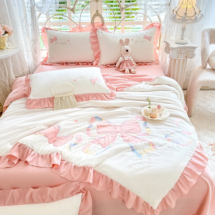 91家纺网 家纺一手货源 找家纺 绒棉世家 2026新款水洗棉贴布绣专版夏被四件套 邂逅蝴蝶结粉