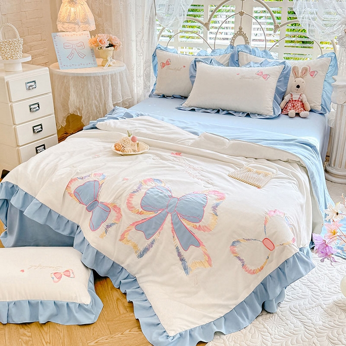 91家纺网 家纺一手货源 找家纺 绒棉世家 2026新款水洗棉贴布绣专版夏被四件套 邂逅蝴蝶结蓝