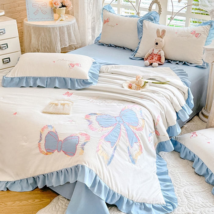 91家纺网 家纺一手货源 找家纺 绒棉世家 2026新款水洗棉贴布绣专版夏被四件套 邂逅蝴蝶结蓝