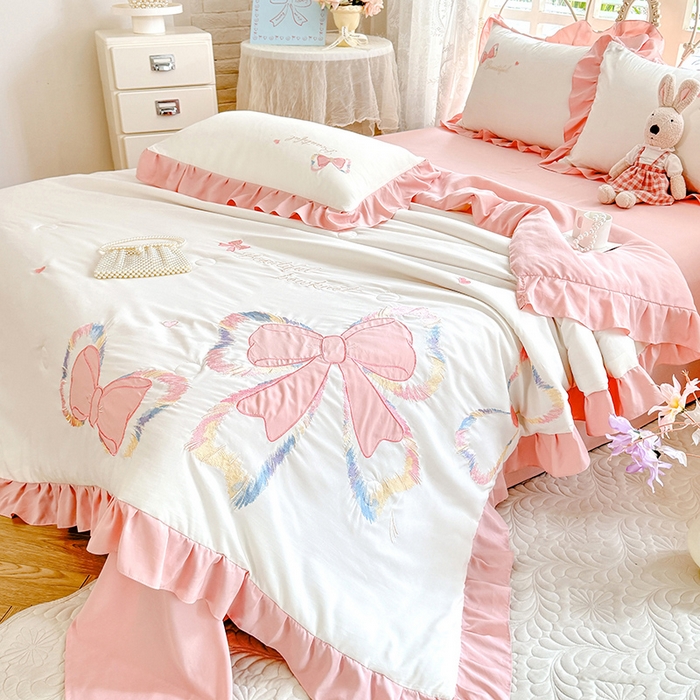 91家纺网 家纺一手货源 找家纺 绒棉世家 2026新款水洗棉贴布绣专版夏被四件套 邂逅蝴蝶结粉
