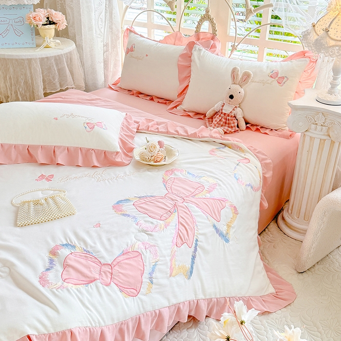 91家纺网 家纺一手货源 找家纺 绒棉世家 2026新款水洗棉贴布绣专版夏被四件套 邂逅蝴蝶结粉