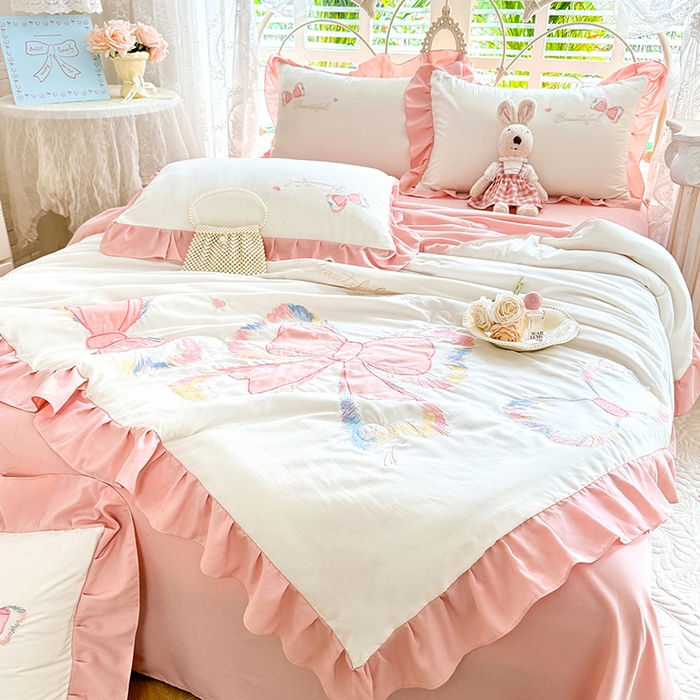 91家纺网 家纺一手货源 找家纺 绒棉世家 2026新款水洗棉贴布绣专版夏被四件套 邂逅蝴蝶结粉