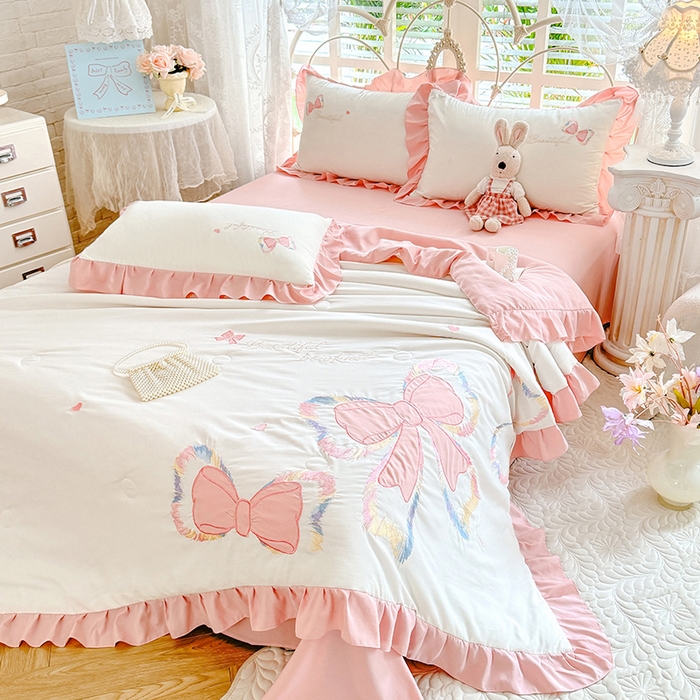 91家纺网 家纺一手货源 找家纺 绒棉世家 2026新款水洗棉贴布绣专版夏被四件套 邂逅蝴蝶结粉