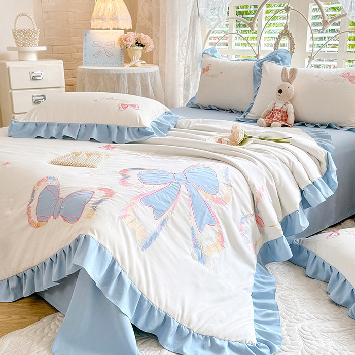 91家纺网 家纺一手货源 找家纺 绒棉世家 2026新款水洗棉贴布绣专版夏被四件套 邂逅蝴蝶结蓝