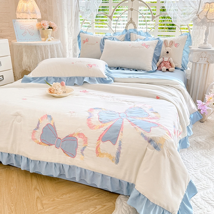 91家纺网 家纺一手货源 找家纺 绒棉世家 2026新款水洗棉贴布绣专版夏被四件套 邂逅蝴蝶结蓝