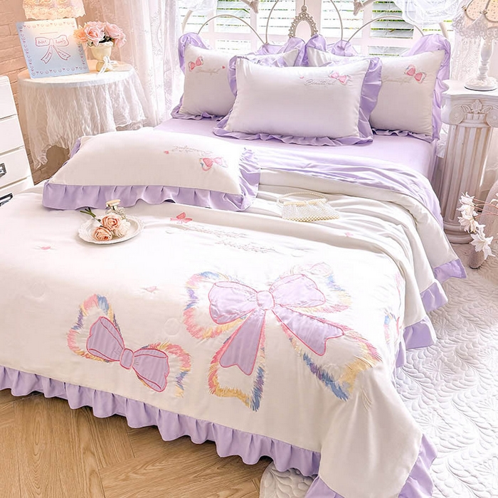 91家纺网 家纺一手货源 找家纺 绒棉世家 2026新款水洗棉贴布绣专版夏被四件套 邂逅蝴蝶结紫