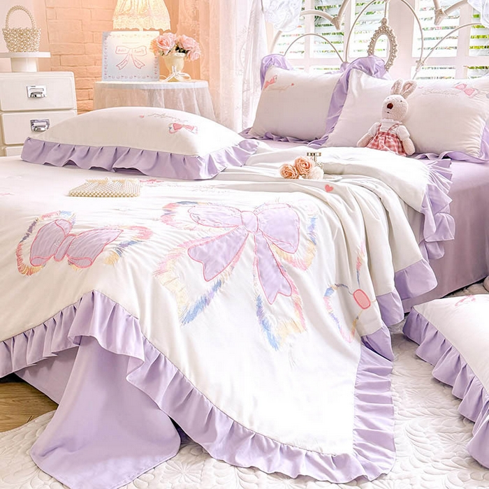 91家纺网 家纺一手货源 找家纺 绒棉世家 2026新款水洗棉贴布绣专版夏被四件套 邂逅蝴蝶结紫