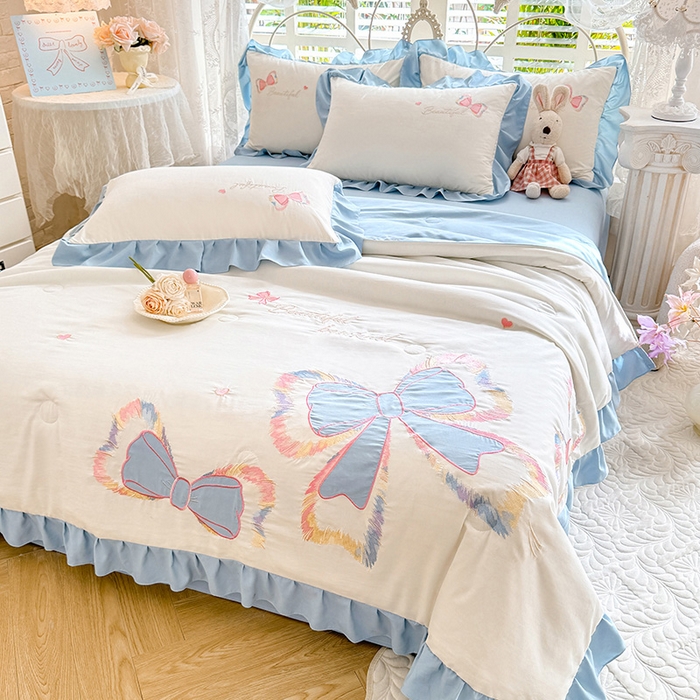 91家纺网 家纺一手货源 找家纺 绒棉世家 2026新款水洗棉贴布绣专版夏被四件套 邂逅蝴蝶结蓝