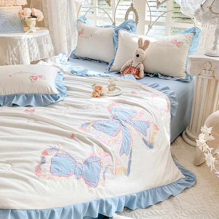 91家纺网 家纺一手货源 找家纺 绒棉世家 2026新款水洗棉贴布绣专版夏被四件套 邂逅蝴蝶结蓝