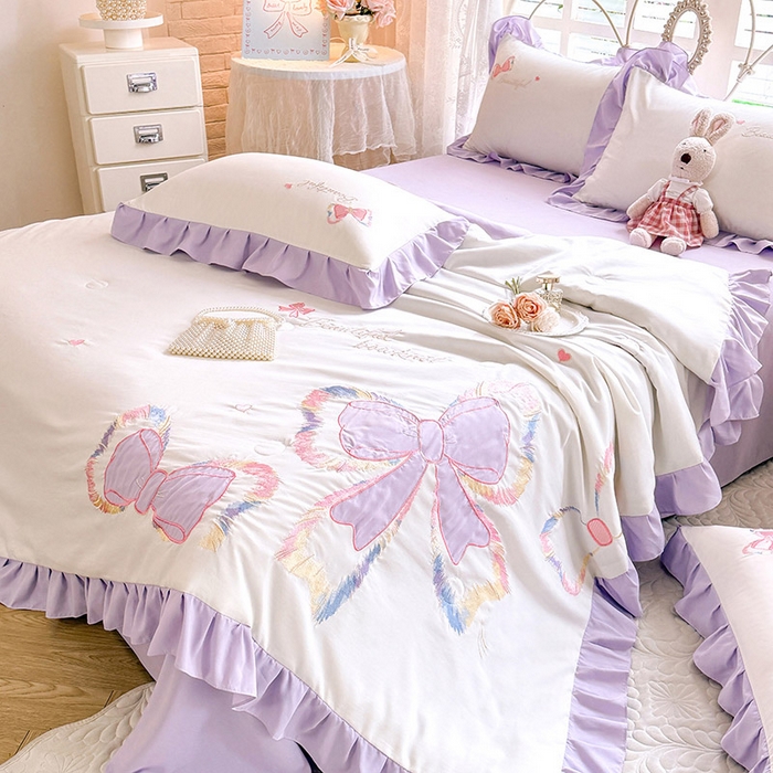 91家纺网 家纺一手货源 找家纺 绒棉世家 2026新款水洗棉贴布绣专版夏被四件套 邂逅蝴蝶结紫