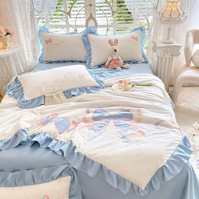 91家纺网 家纺一手货源 找家纺 绒棉世家 2026新款水洗棉贴布绣专版夏被四件套 邂逅蝴蝶结蓝