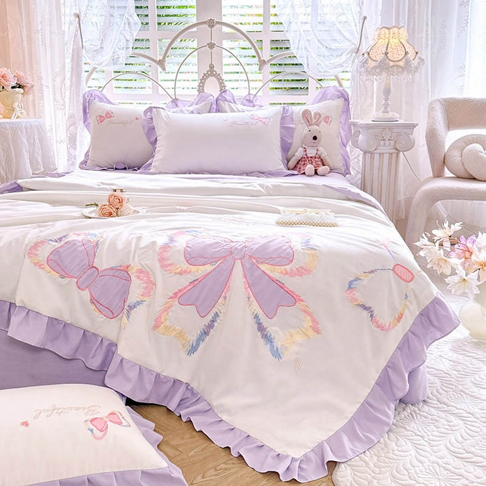 91家纺网 家纺一手货源 找家纺 绒棉世家 2026新款水洗棉贴布绣专版夏被四件套 邂逅蝴蝶结紫