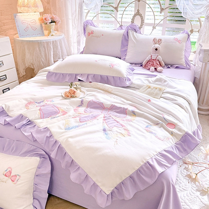91家纺网 家纺一手货源 找家纺 绒棉世家 2026新款水洗棉贴布绣专版夏被四件套 邂逅蝴蝶结紫