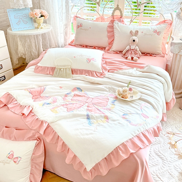 91家纺网 家纺一手货源 找家纺 绒棉世家 2026新款水洗棉贴布绣专版夏被四件套 邂逅蝴蝶结粉