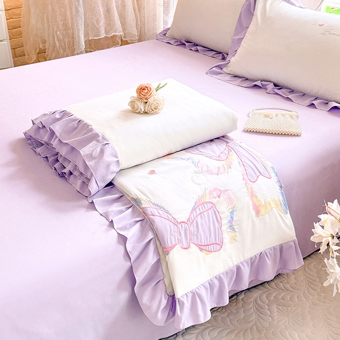 91家纺网 家纺一手货源 找家纺 绒棉世家 2026新款水洗棉贴布绣专版夏被四件套 邂逅蝴蝶结紫