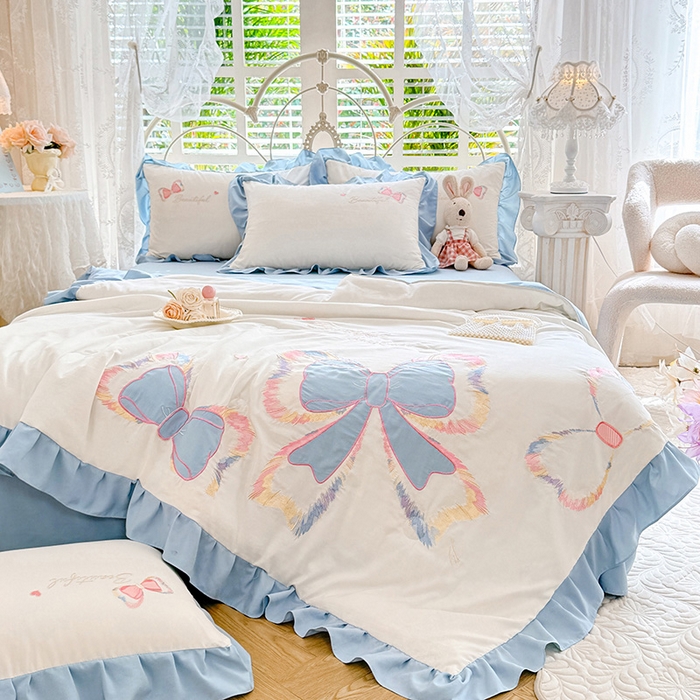 91家纺网 家纺一手货源 找家纺 绒棉世家 2026新款水洗棉贴布绣专版夏被四件套 邂逅蝴蝶结蓝