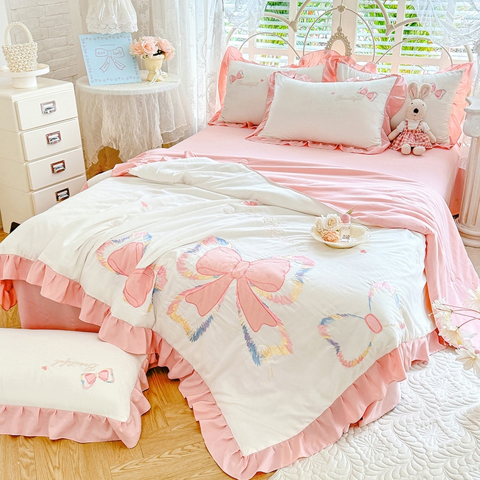 91家纺网 家纺一手货源 找家纺 绒棉世家 2026新款水洗棉贴布绣专版夏被四件套 邂逅蝴蝶结粉