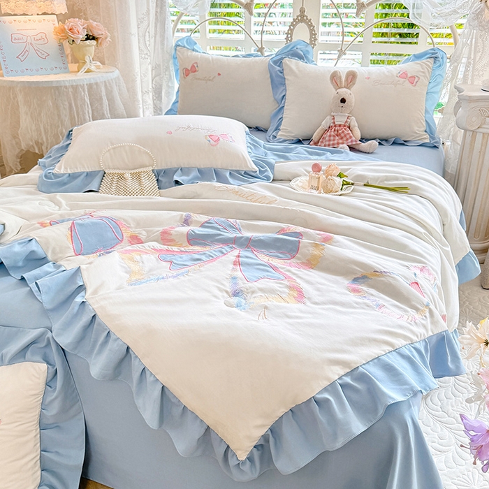 91家纺网 家纺一手货源 找家纺 绒棉世家 2026新款水洗棉贴布绣专版夏被四件套 邂逅蝴蝶结蓝