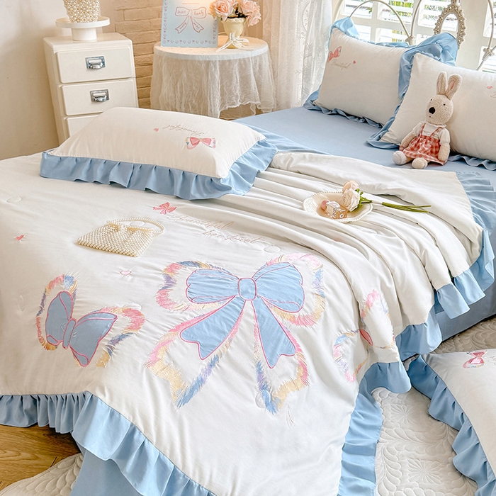 91家纺网 家纺一手货源 找家纺 绒棉世家 2026新款水洗棉贴布绣专版夏被四件套 邂逅蝴蝶结蓝