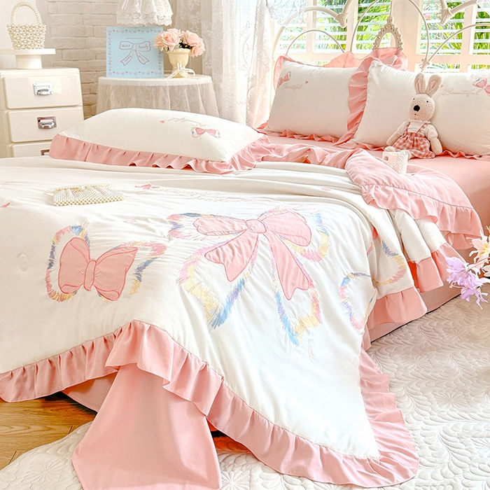 91家纺网 家纺一手货源 找家纺 绒棉世家 2026新款水洗棉贴布绣专版夏被四件套 邂逅蝴蝶结粉