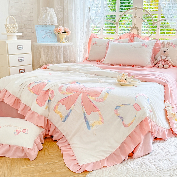 91家纺网 家纺一手货源 找家纺 绒棉世家 2026新款水洗棉贴布绣专版夏被四件套 邂逅蝴蝶结粉