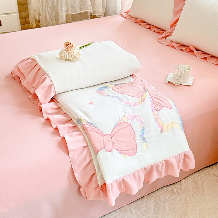 91家纺网 家纺一手货源 找家纺 绒棉世家 2026新款水洗棉贴布绣专版夏被四件套 邂逅蝴蝶结粉