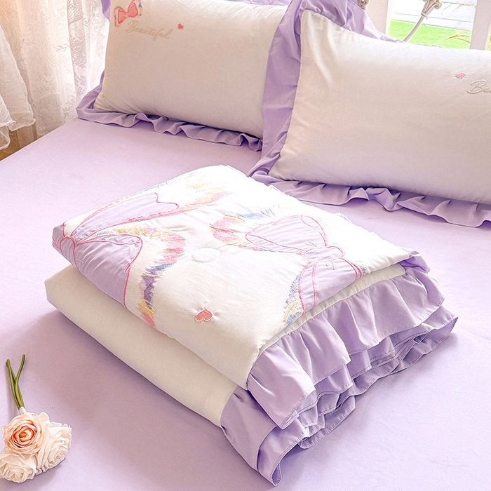 91家纺网 家纺一手货源 找家纺 绒棉世家 2026新款水洗棉贴布绣专版夏被四件套 邂逅蝴蝶结紫