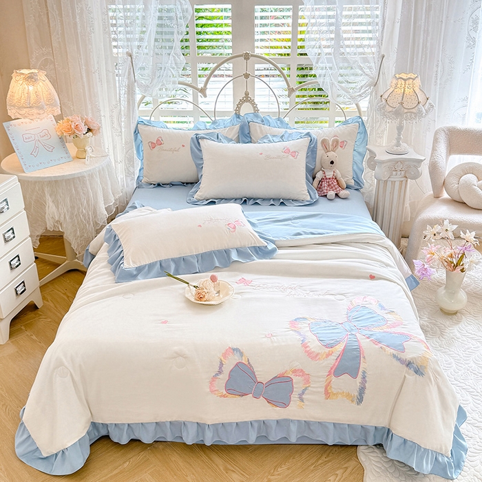 91家纺网 家纺一手货源 找家纺 绒棉世家 2026新款水洗棉贴布绣专版夏被四件套 邂逅蝴蝶结蓝