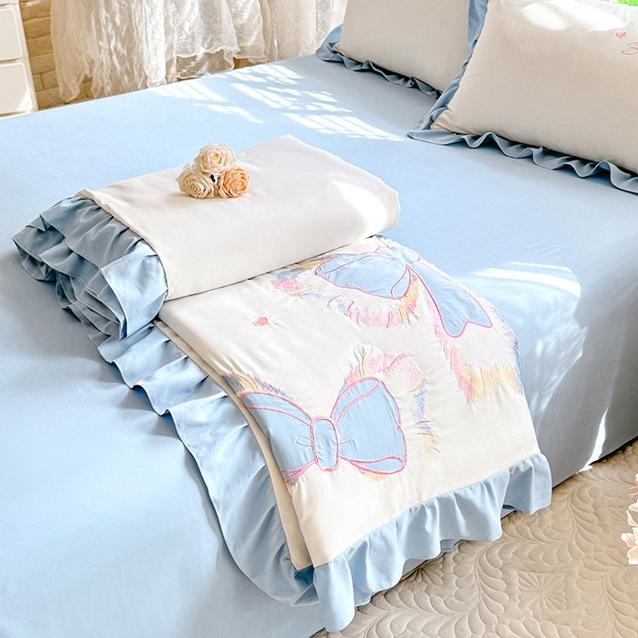 91家纺网 家纺一手货源 找家纺 绒棉世家 2026新款水洗棉贴布绣专版夏被四件套 邂逅蝴蝶结蓝