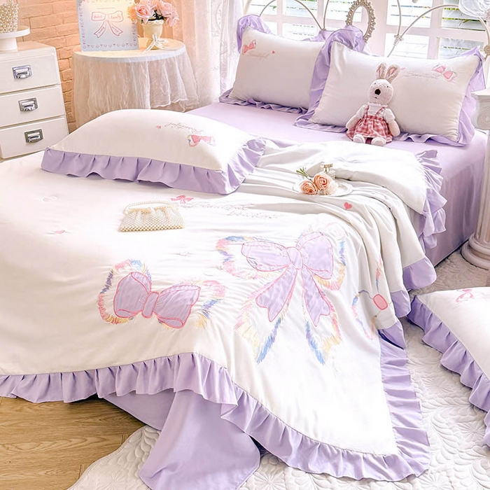 91家纺网 家纺一手货源 找家纺 绒棉世家 2026新款水洗棉贴布绣专版夏被四件套 邂逅蝴蝶结紫