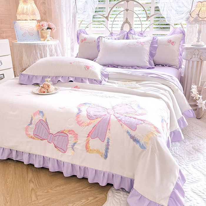91家纺网 家纺一手货源 找家纺 绒棉世家 2026新款水洗棉贴布绣专版夏被四件套 邂逅蝴蝶结紫