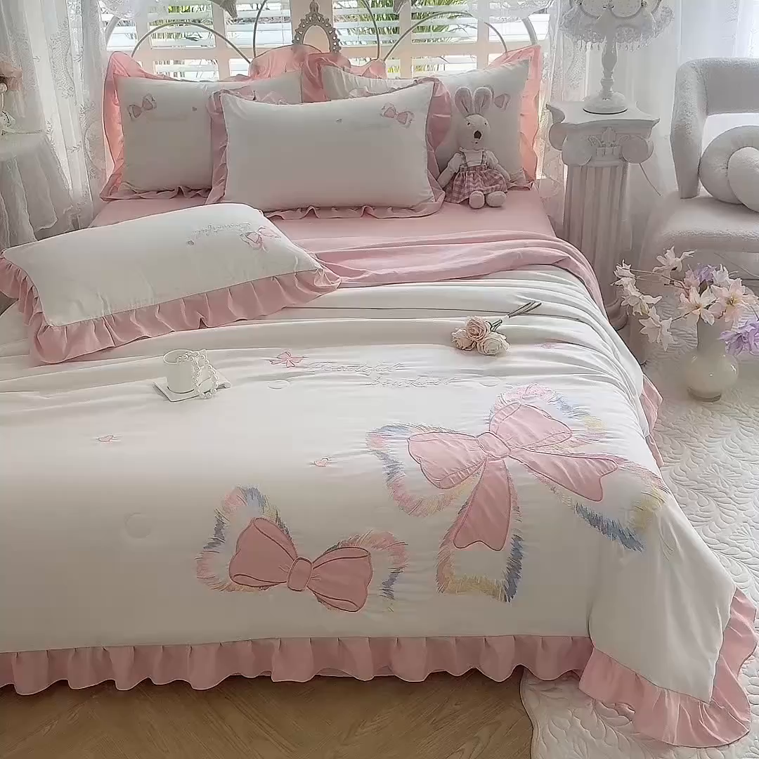 91家纺网 家纺一手货源 找家纺 绒棉世家 2026新款水洗棉贴布绣专版夏被四件套 邂逅蝴蝶结粉