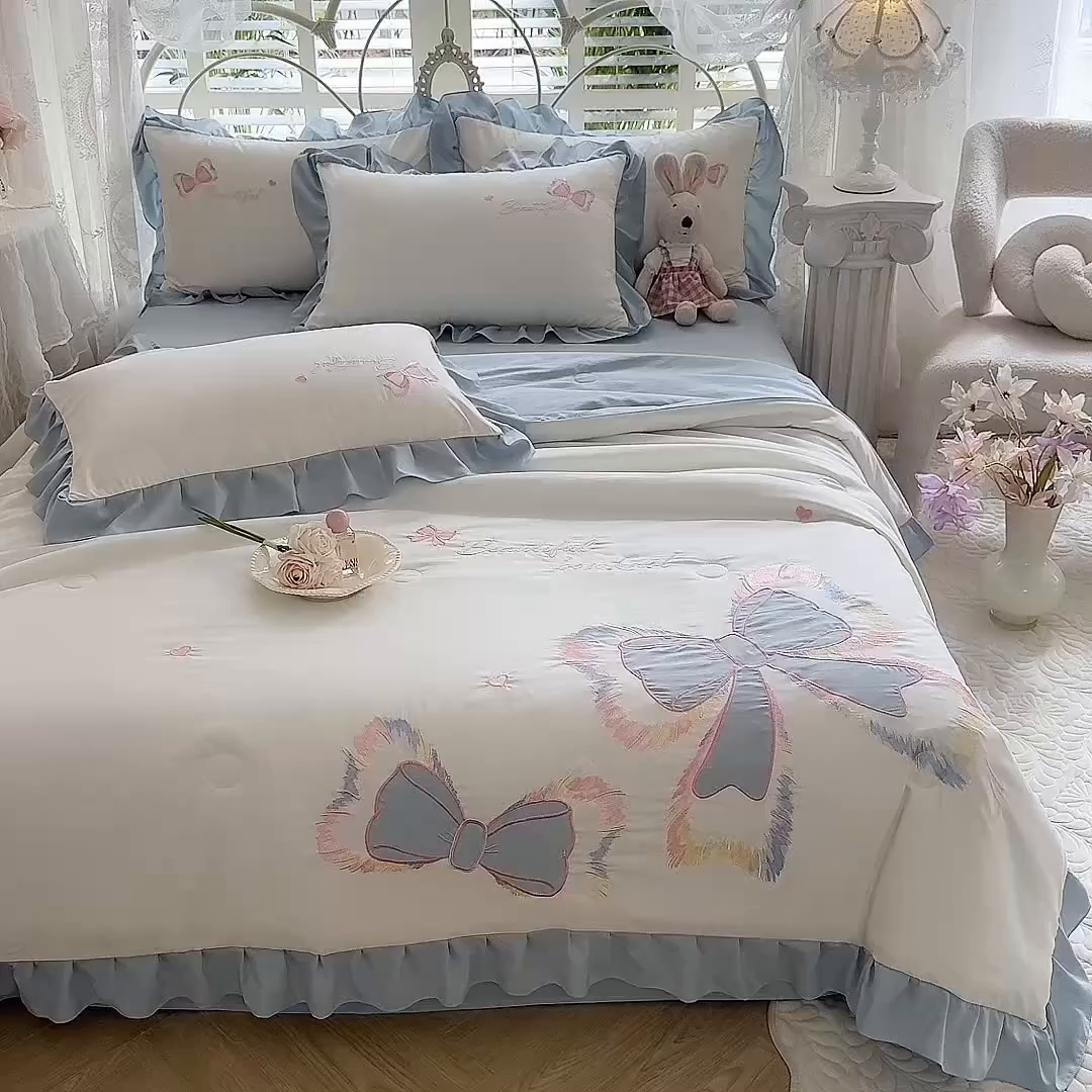 91家纺网 家纺一手货源 找家纺 绒棉世家 2026新款水洗棉贴布绣专版夏被四件套 邂逅蝴蝶结蓝
