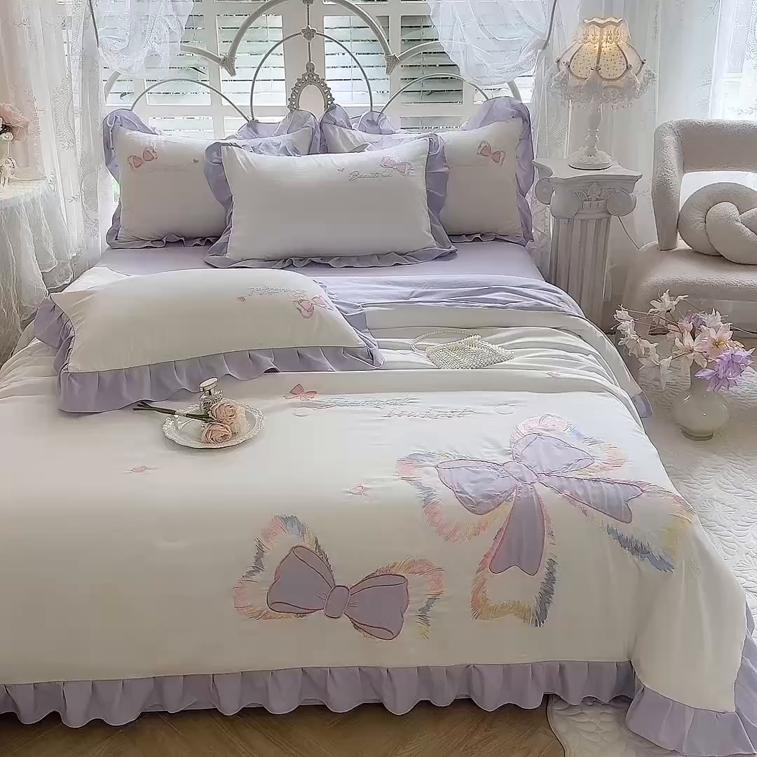 91家纺网 家纺一手货源 找家纺 绒棉世家 2026新款水洗棉贴布绣专版夏被四件套 邂逅蝴蝶结紫