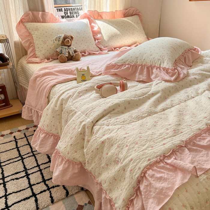 91家纺网 家纺一手货源 找家纺 禾沐 2026新款床盖款花边夏被四件套 春日甜桃心粉