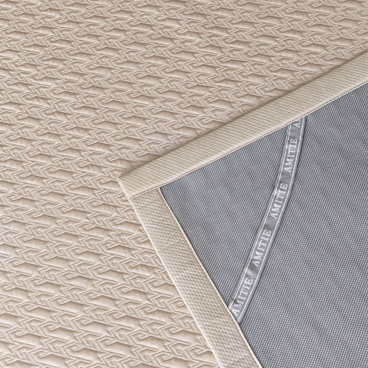 91家纺网 家纺一手货源 找家纺 慕木家纺 2026新款A类复合三明治PE乙纶提花冰豆豆凉席床笠海之恋系列（提供买家秀） 海之恋-卡其床席款